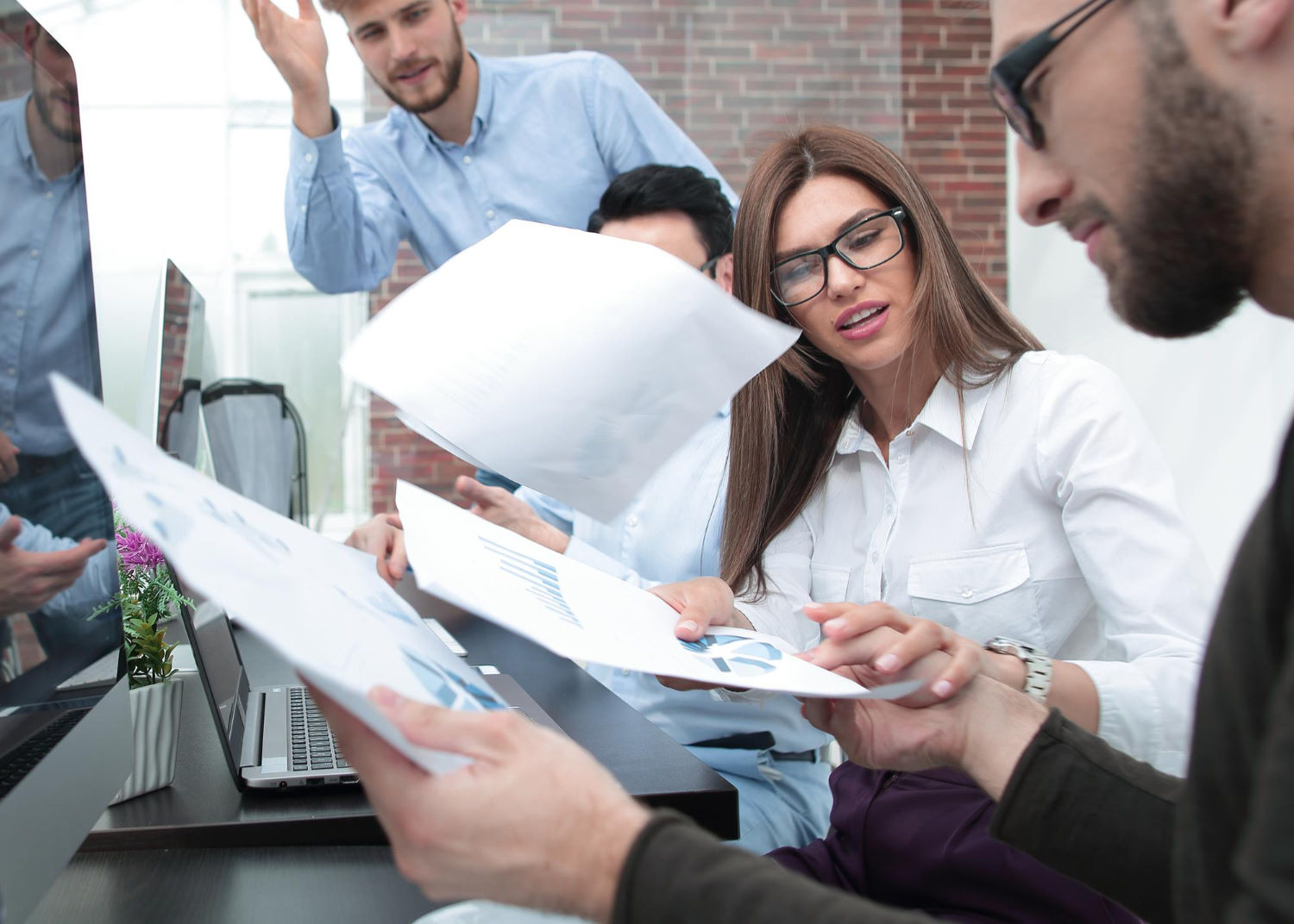 business-team-discusses-financial-databusiness-concept - Sklep z laptopami Przenośna stacja robocza to wysokiej klasy laptop przeznaczony do realizowania nawet najbardziej wymagających zadań